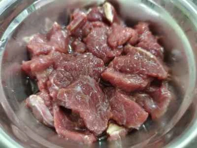 牛肉とチャヨテの炒め物の作り方：1