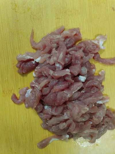 細切り豚肉と玉ねぎの炒め物の作り方：1