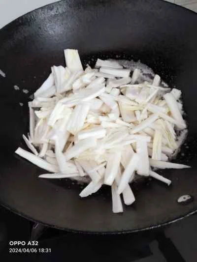豆腐の結び目とキャベツの炒め物の作り方：2