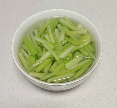 細切り豚肉とセロリの炒め物の作り方：2