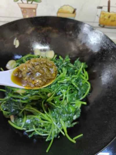 焼きチリソースで炒めたサツマイモの葉の作り方：6