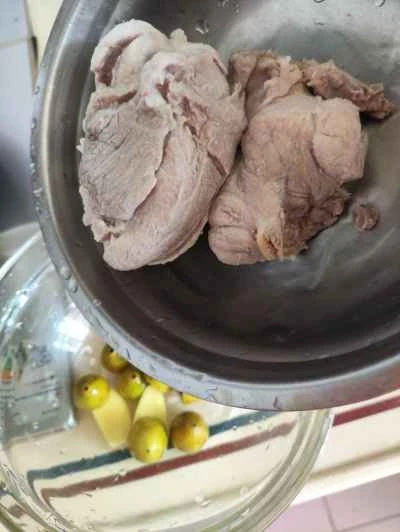 グリーンオリーブ入り豚すね肉の煮込みの作り方：5