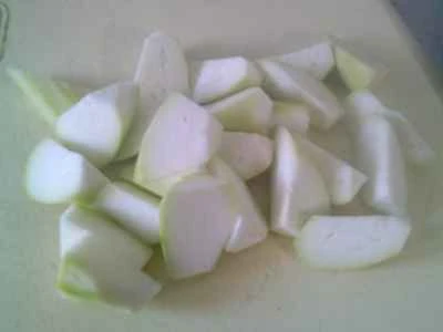 油で揚げた三角の夜咲き花と豚スペアリブの煮込みの作り方：3