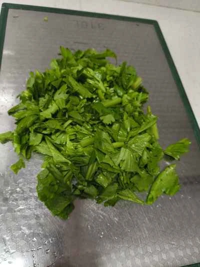 セロリの葉と昆布の炒め物の作り方：2