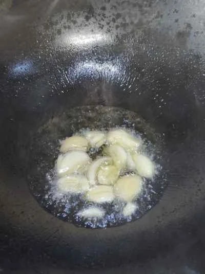 焼きチリソースで炒めたサツマイモの葉の作り方：4