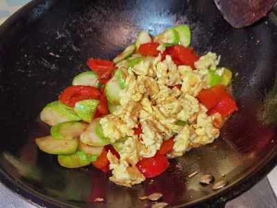 ズッキーニ、トマト、卵の炒め物の作り方：10