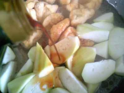 油で揚げた三角の夜咲きの花と煮豚スペアリブの作り方：10