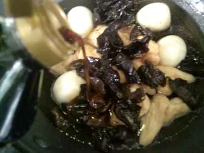 黒キノコと卵の揚げパン生地の三角形を作る手順：5