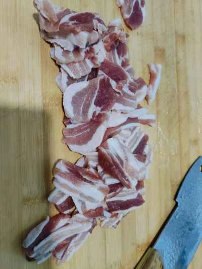 セロリと豚肉の炒め物の作り方：1