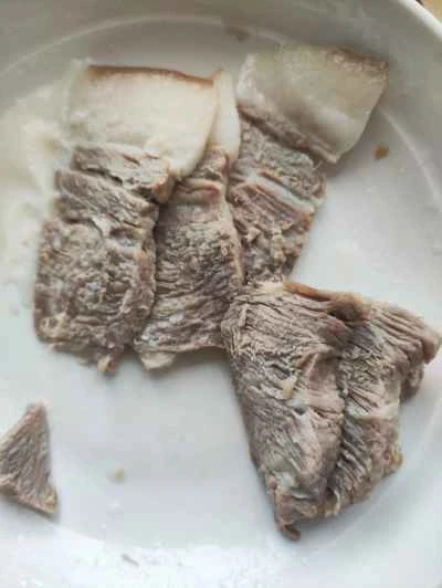 生姜とニンニクで豚肉を2度煮する手順：2