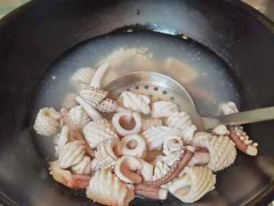 スパイシーなイカロール炒めのレシピ手順：3