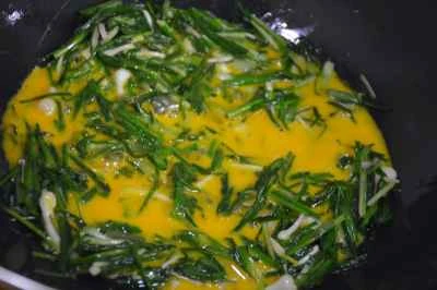 野生のネギを使った卵炒めの作り方：9