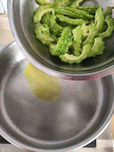 ゴーヤと玉ねぎの炒め物の作り方：4