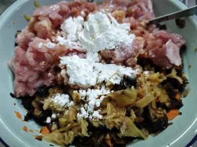 ポーチドエッグ、塩漬け野菜、キクラゲ、シイタケ入り蒸し肉パテの作り方：8