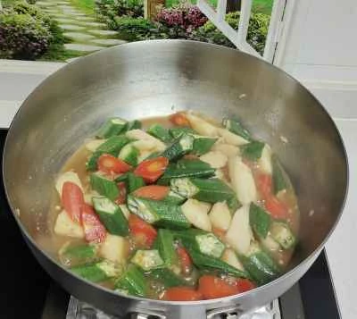 オクラ、ニンジン、ヤムイモのシチューの作り方：4