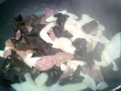 黒キクラゲとソーセージと水タケノコの炒め物の作り方：6