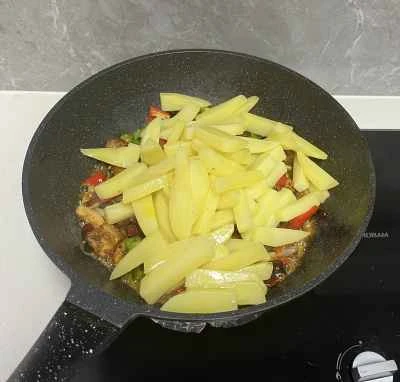 鶏肉とチリとジャガイモの炒め物の作り方：13