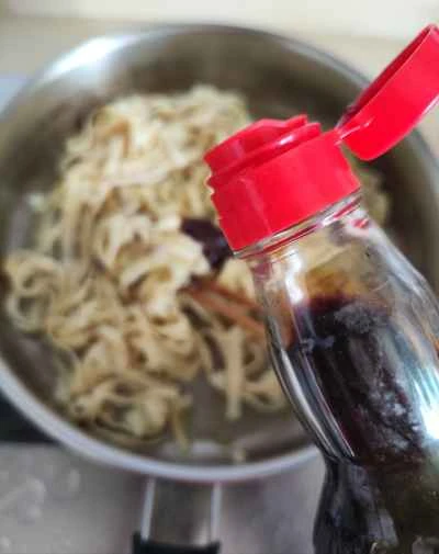 豆腐皮とセロリの炒め物の作り方：5