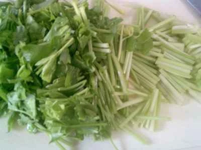 セロリと豆腐の皮の炒め物の作り方：5