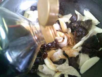 黒キクラゲ、水タケノコ、グルテン炒めの作り方：6