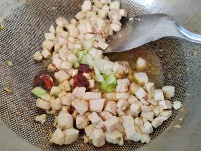 鶏胸肉とさいの目に切った野菜の炒め物の作り方：4