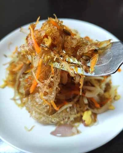 玉ねぎ、ニンジン、卵入りタロイモ麺炒めのレシピ