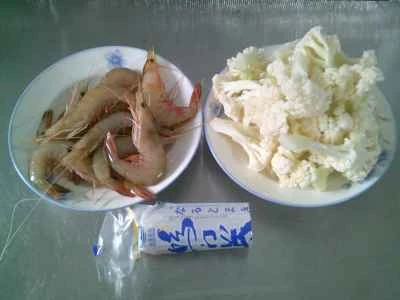 新鮮なエビとフィッシュケーキのカリフラワー炒めの作り方：1