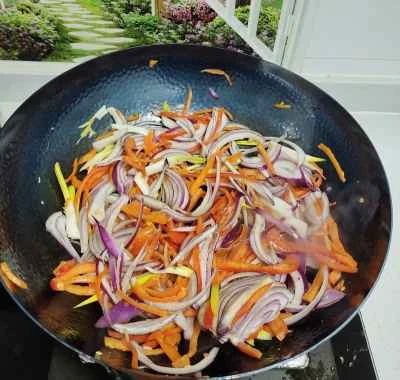 豚レバーと赤唐辛子と玉ねぎの炒め物の作り方：4