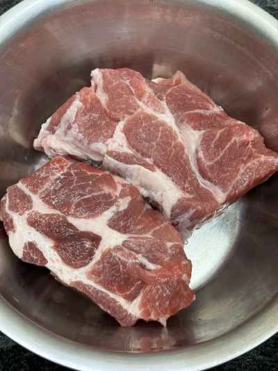 サテソースで炒めた豚バラ肉の作り方：1
