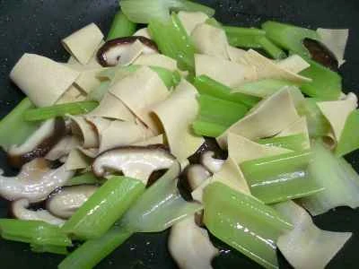 椎茸、豆腐皮、セロリの炒め物の作り方：7