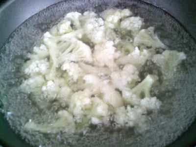 新鮮なエビとフィッシュケーキのカリフラワー炒めの作り方：5