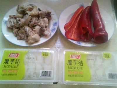 赤ピーマンとこんにゃくの結び目を使った鶏肉の煮込みの作り方：1