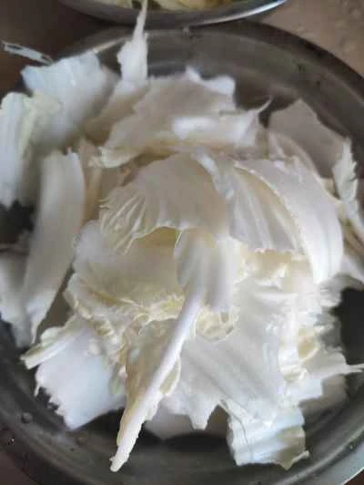 手で千切りしたキャベツと春雨を使った豚スペアリブの煮込みの作り方：2