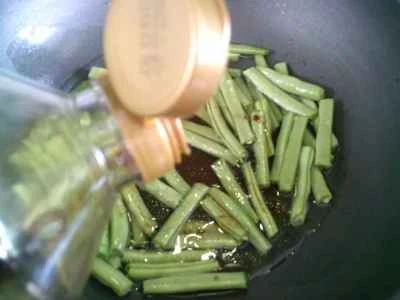 細切りにしたピクルスとインゲンの炒め物の作り方：7