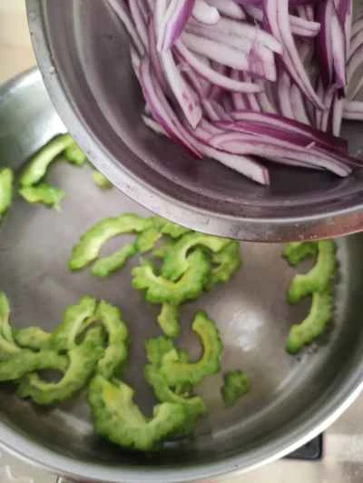 ゴーヤと玉ねぎの炒め物の作り方：5