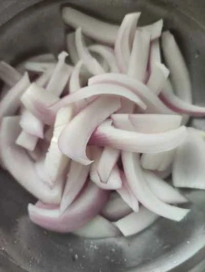 玉ねぎ入りソーセージ炒めの作り方：2