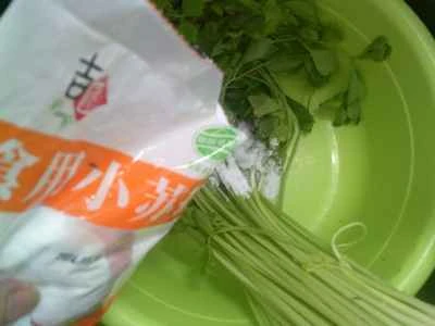 セロリと豆腐の皮の炒め物の作り方：2