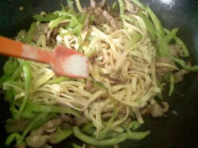 厚切りピーマンと豚肉の豆腐皮炒めの作り方：12