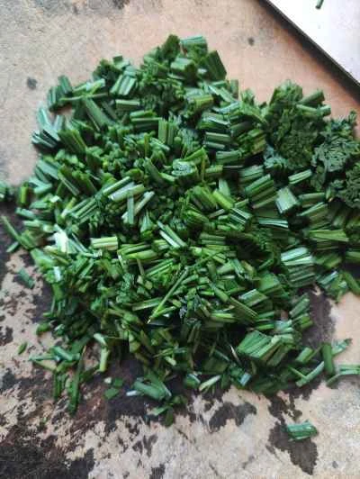 チャイブ入りスクランブルエッグの作り方：1