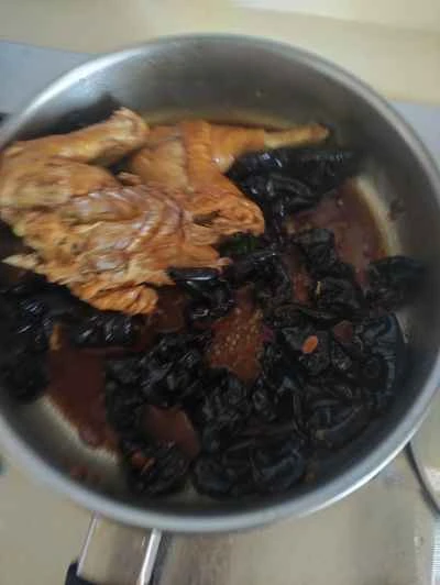 黒キノコの煮込みチキンのレシピ手順：6