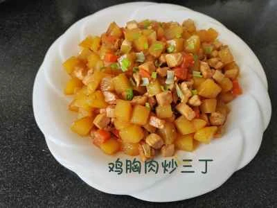 鶏胸肉とさいの目に切った野菜の炒め物