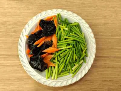 ニンニクの芽と豚肉の炒め物の作り方：1