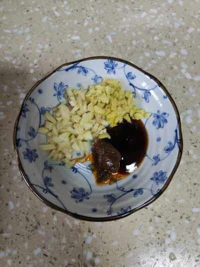 サテソースで豆腐皮と牛肉の蒸し煮を作る手順：2