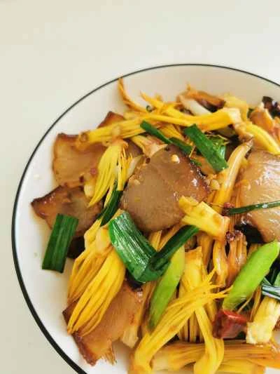 カポックの花と​​豚肉の煮込み炒めの作り方：18