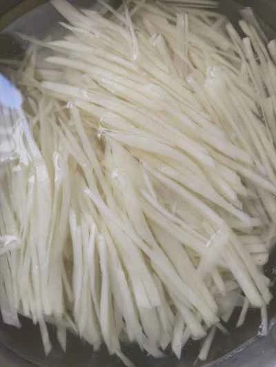 細切りジャガイモと薄切り肉の炒め物を作る手順：1