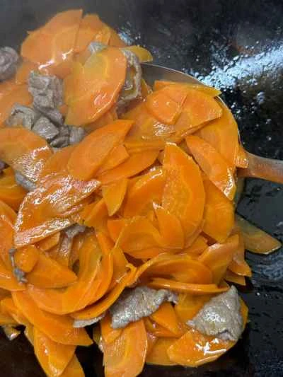 牛肉とニンジンの炒め物の作り方：10