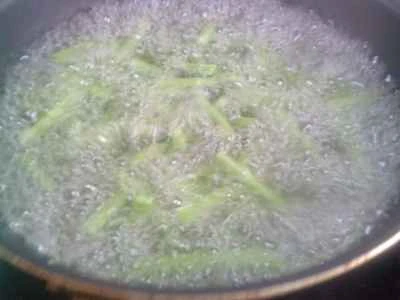 塩漬けカラシナとインゲンの炒め物の作り方：5