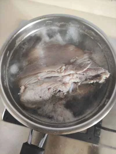 氷砂糖で煮込んだ豚足の作り方：1