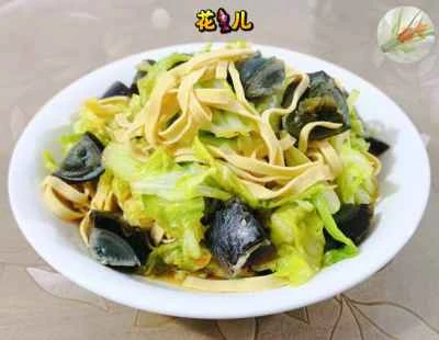 センチュリーエッグと厚切り豆腐の皮で炒めたソーセージのレシピ