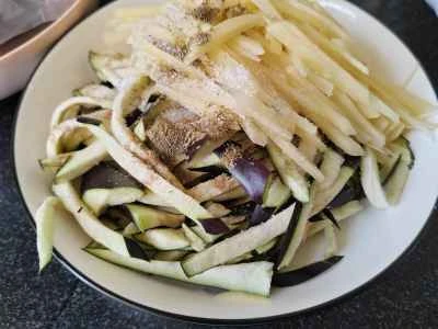 千切りジャガイモ、ナス、マンゴーの炒め物の作り方：2